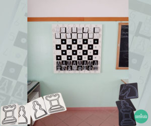 Scacchiera con scacchi da parete realizzata con materiale di riciclo